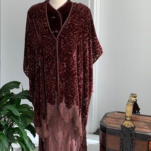 A Splendiferous 3 pieces woman suite. Vintage.